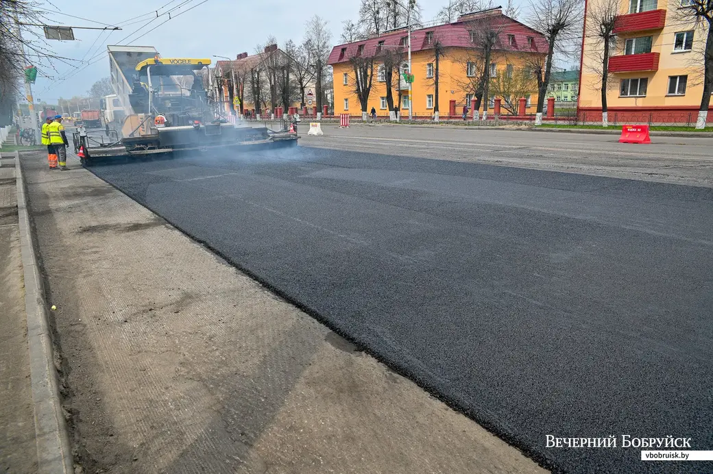 30.04.2021. Бобруйск. Дорожные рабочие ДСУ-16 укладывают новый асфальт на участке улицы Минской от перекрестка с улицей Октябрьской до Красноармейской