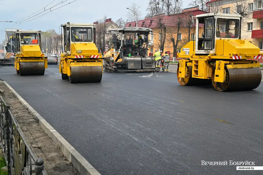 30.04.2021. Бобруйск. Дорожные рабочие ДСУ-16 укладывают новый асфальт на участке улицы Минской от перекрестка с улицей Октябрьской до Красноармейской