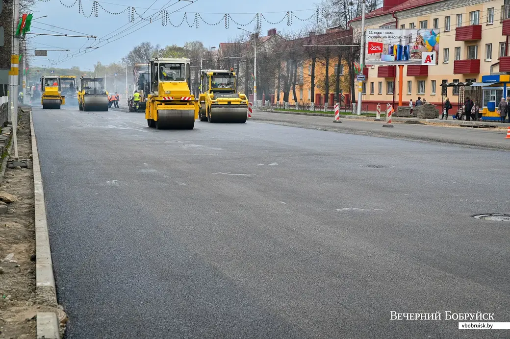 30.04.2021. Бобруйск. Дорожные рабочие ДСУ-16 укладывают новый асфальт на участке улицы Минской от перекрестка с улицей Октябрьской до Красноармейской