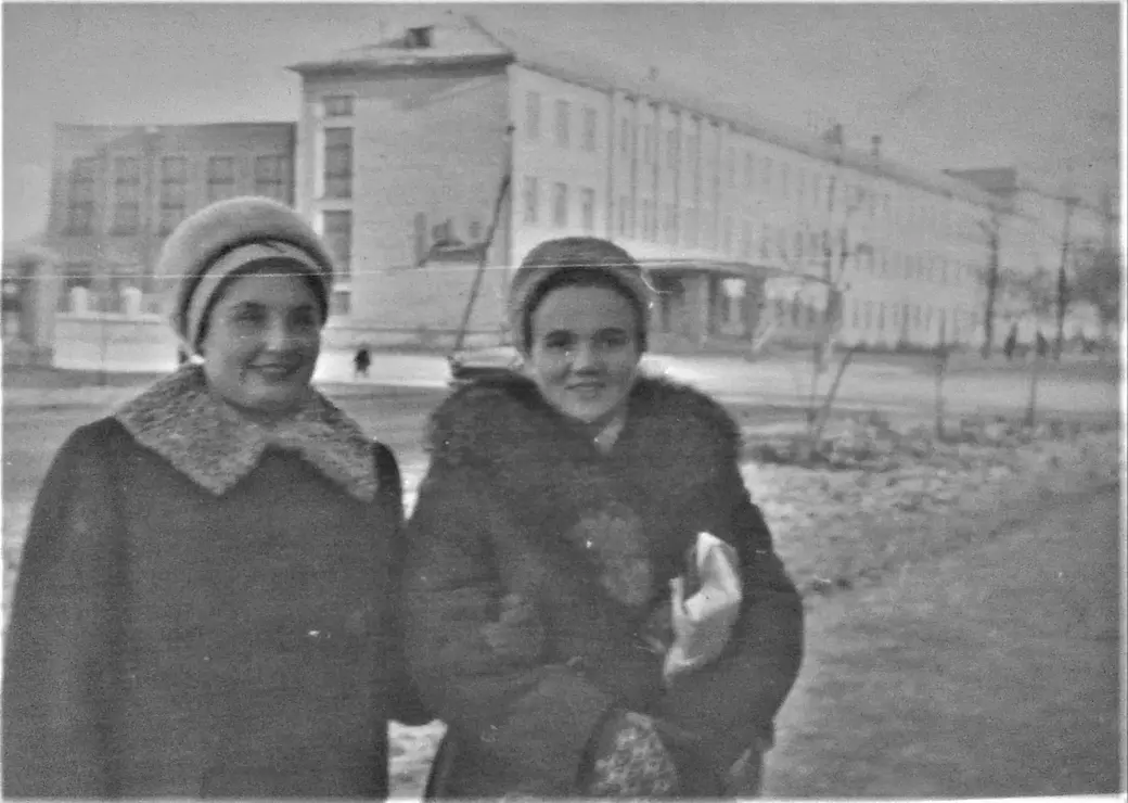 1966 год. Соня и Зина.