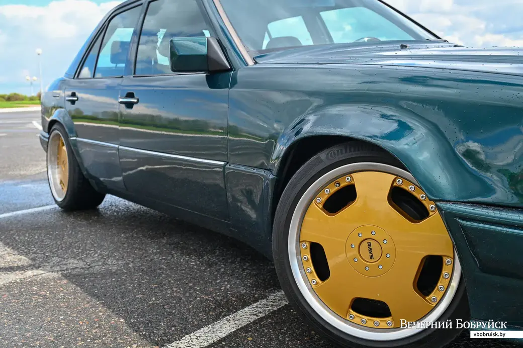 06.05.2021. Бобруйск. Mercedes W-124 с «карамельными» дисками.