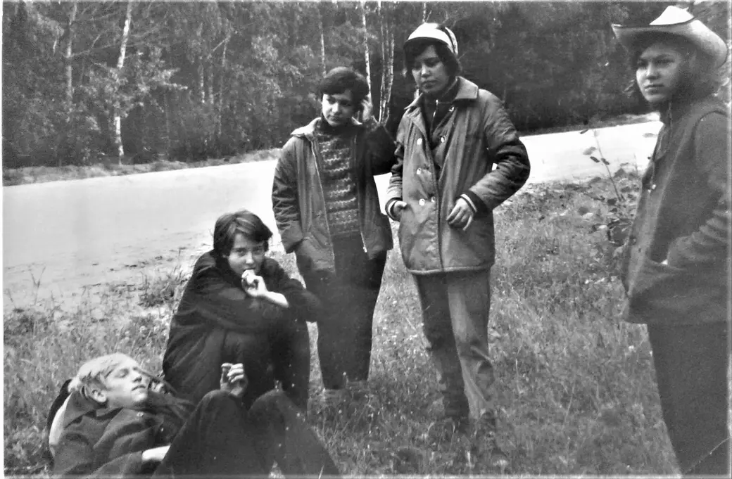 Поход, 1971 год. Одноклассники -- Коля Ананич, Валя Быкова, Рита Китина,Света Шабалина, Таня Самохина.