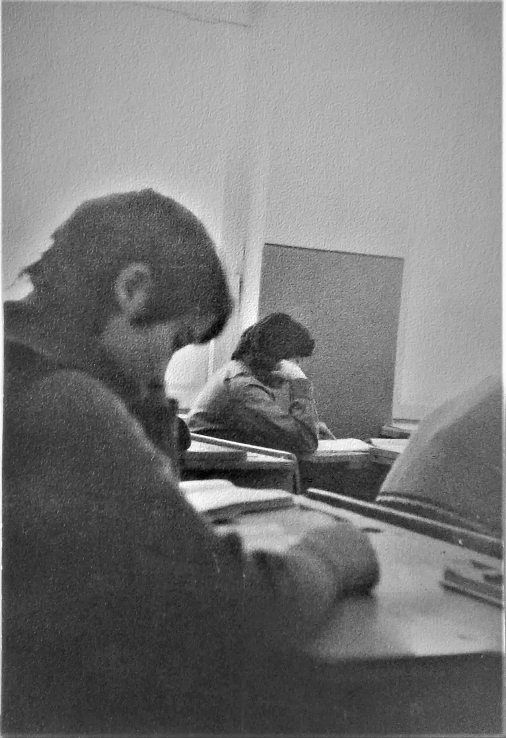 1971 год. Школа №19. На уроке (Валя Быкова, Света Шабалина).