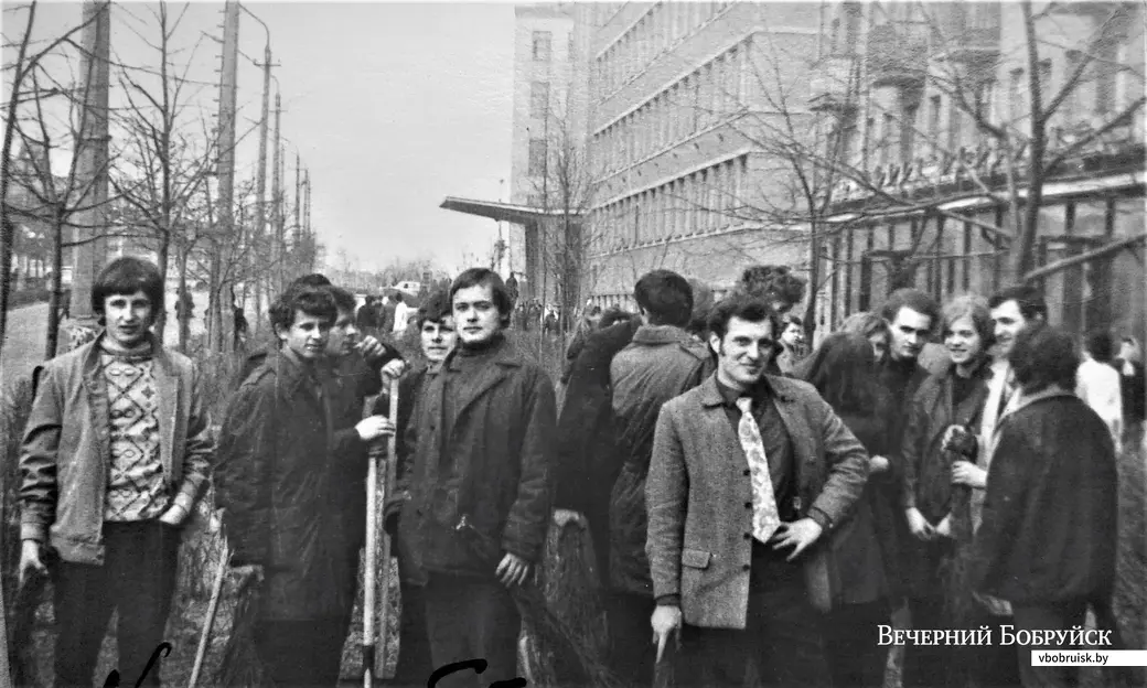 Весна 1973 года. Группа ПТ-722 на коммунистическом субботнике. Крайний слева – автор этих строк.