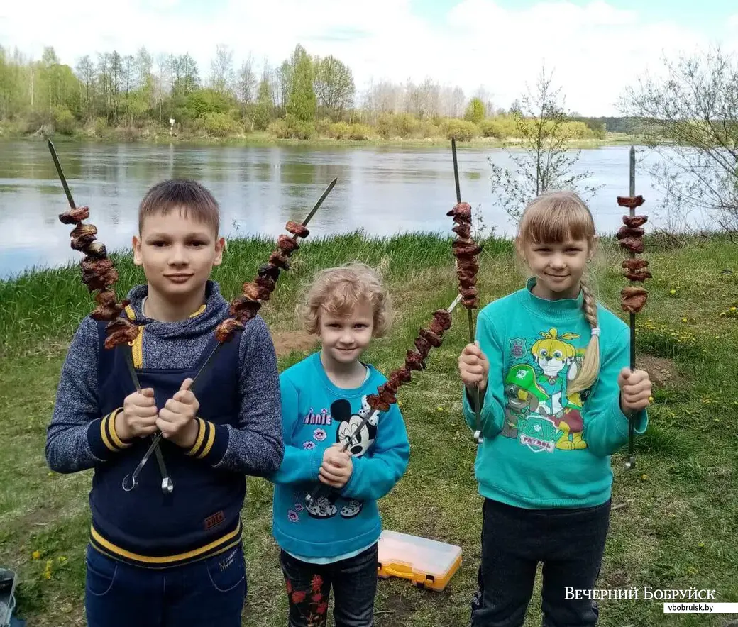 А это фото нам прислала Любовь Чайка. На нем ее дети Алиса, Саша и и Виталина.