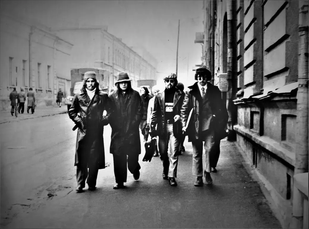 Могилев, начало 1970-х. Кружкин, Валик Сектант, Образцов, Филипп, под мышкой у которого диск роллингов Goats Head Soup.