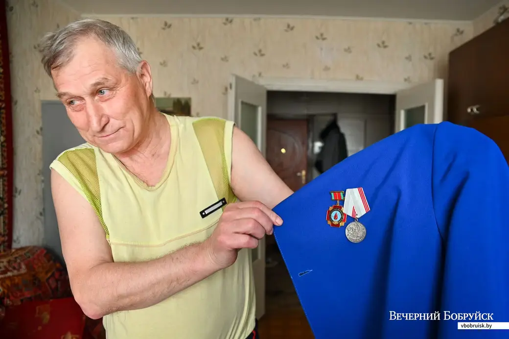 19.05.2021. Бобруйск. Алла Дмитриевна Стефаненко и Михаил Иванович Стяжкин
Михаил Иванович показывает свои награды: медаль «Участник ликвидации последствий аварии на