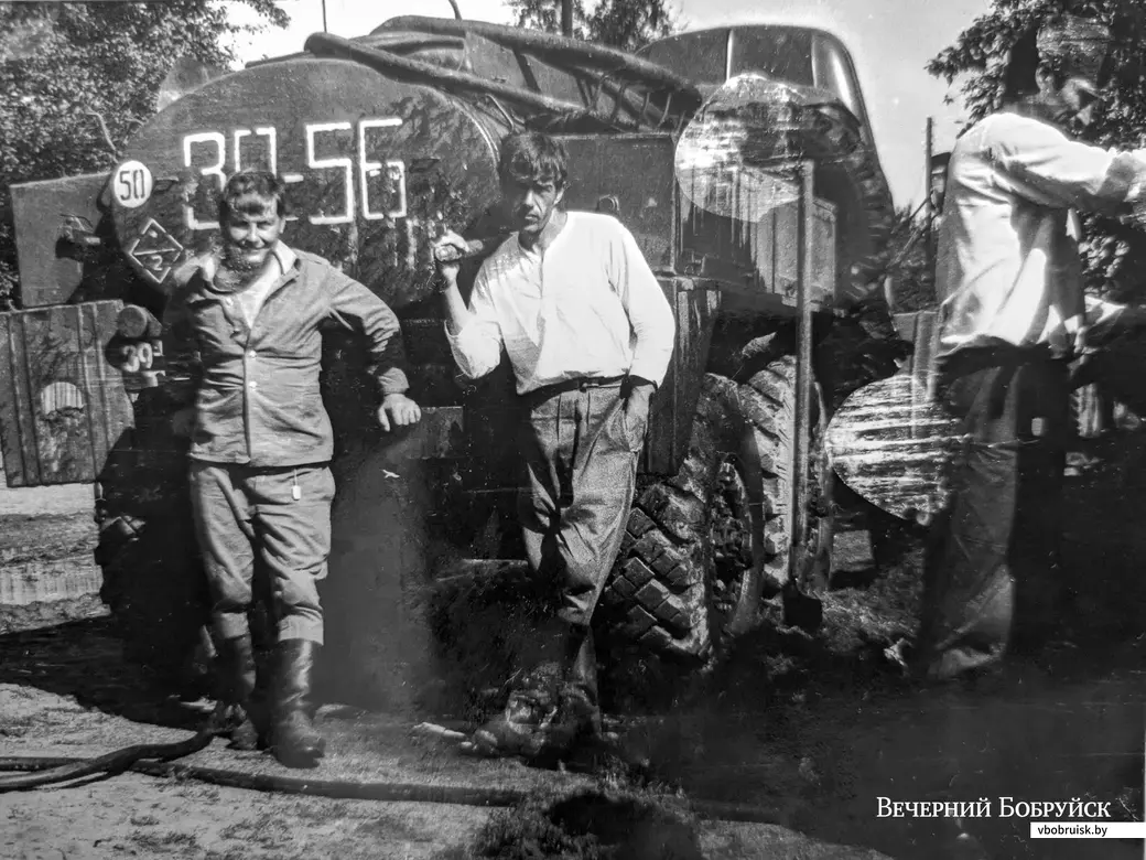 1986 год. Ликвидаторы на отдыхе. Михаил Стяжкин – в белой рубашке. Сзади – та самая машина, которая смывала радиационную пыль с домов, деревьев. Фото из архива героя