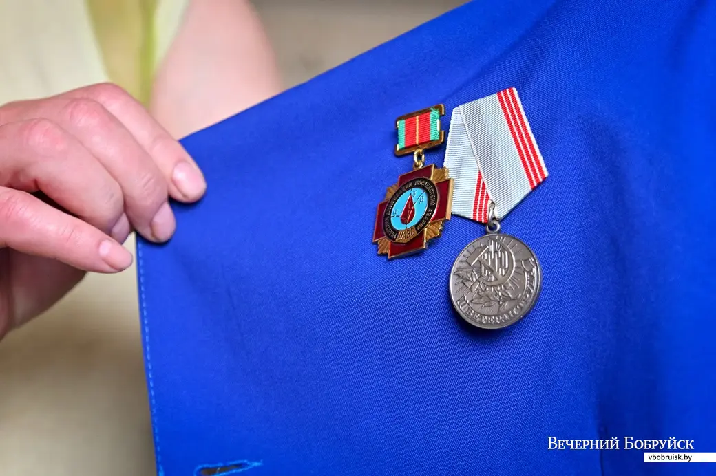 19.05.2021. Бобруйск. Алла Дмитриевна Стефаненко и Михаил Иванович Стяжкин.
Михаил Иванович показывает свои награды: медаль «Участник ликвидации последствий аварии на
