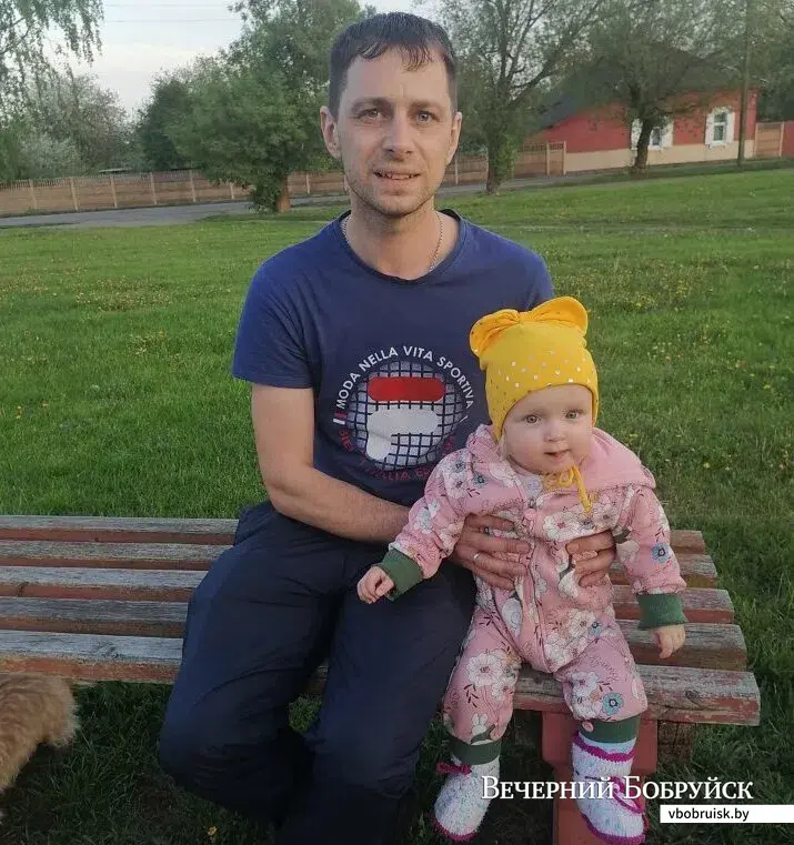 На фото Юлии Смолян ее супруг Максим со своей крестницей Анютой.