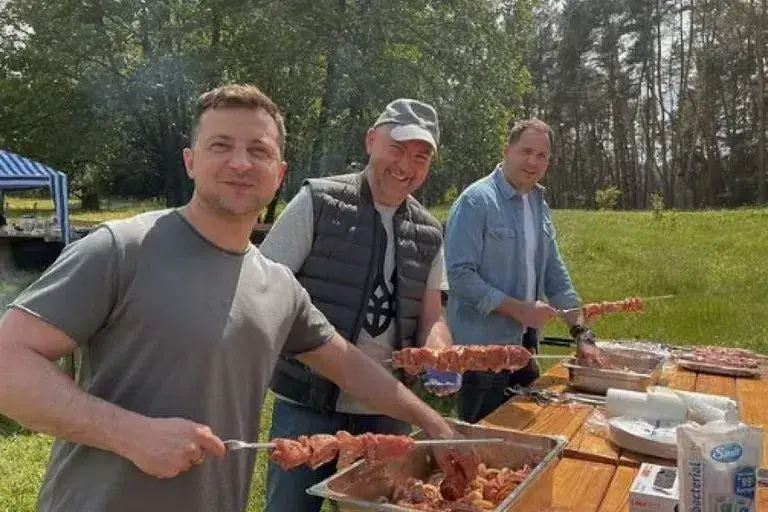 Зеленский приготовил шашлык для украинских журналистов.
