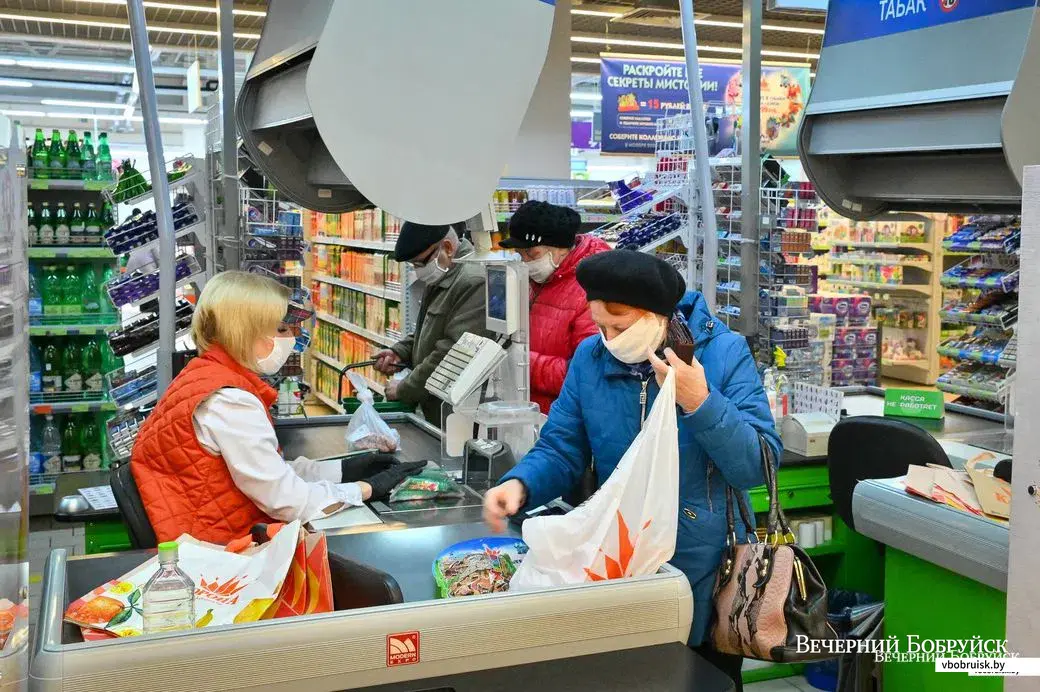Покупатели рассчитываются за товар в одном из магазинов города. Фото из архива «ВБ».