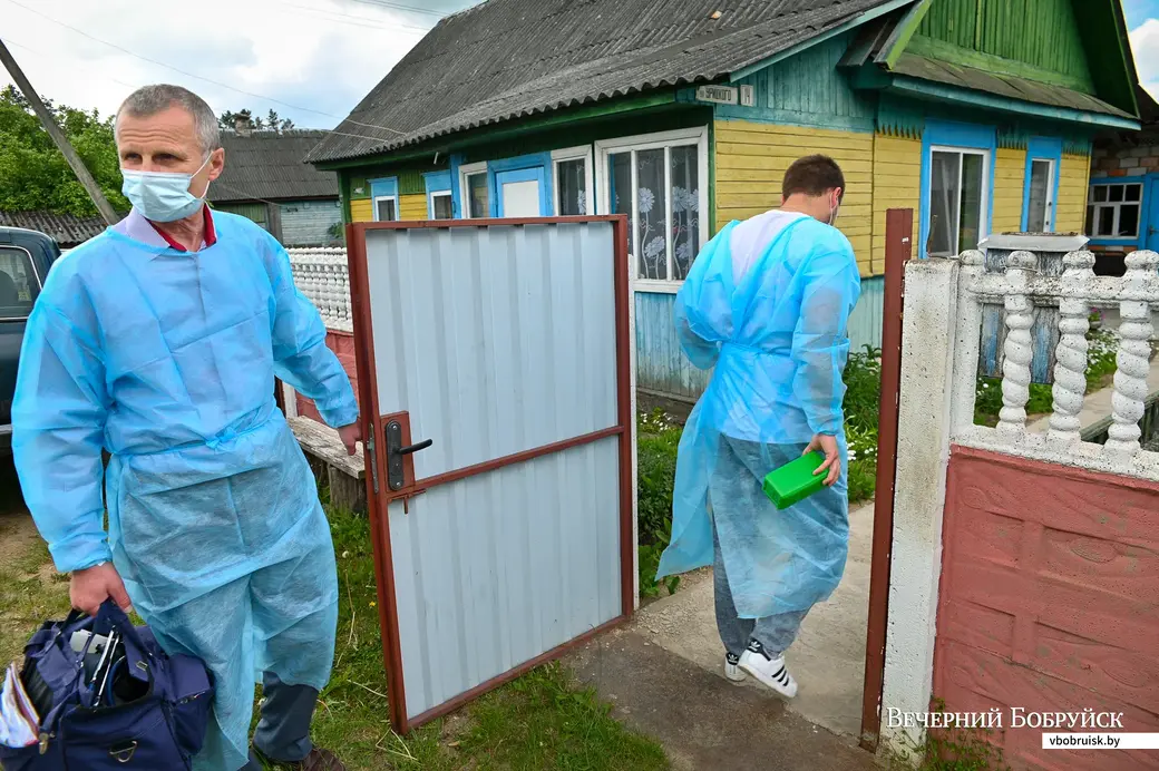 Главврач Федор Малышев и помощник врача Дмитрий Саков выехали на вакцинацию по адресам.