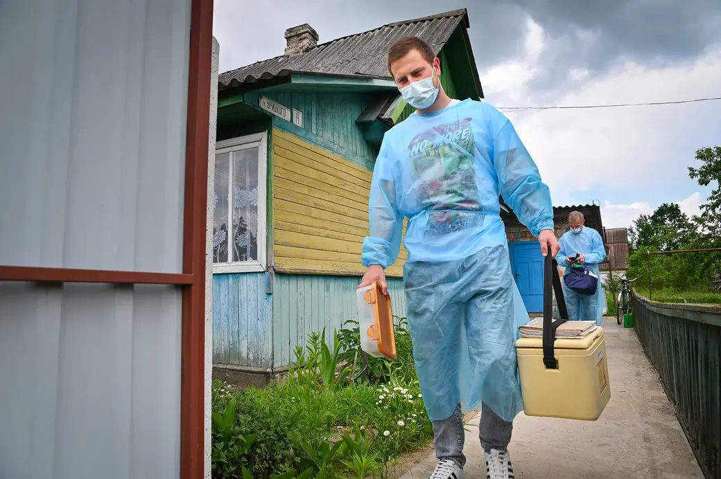 10.06.2021. Бобруйск. Заведующий Глушанской участковой больницы Федор Малышев и помощник врача Дмитрий Саков выезжают по алресам на участке, чтобы сделать прививки от