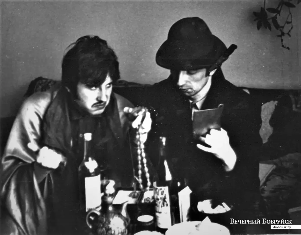 1974 год. Сцена из фотодетектива, снимаемого в комнате Васи Мака. В главных ролях Евгений и Леонид.