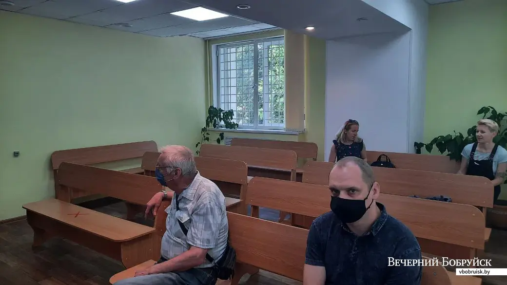 21.06.2021, суд Бобруйского района и города Бобруйска. Сергей Мардушков (справа) с отцом в зале заседаний.