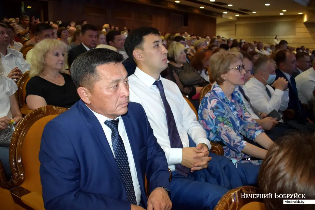 Бобруйск, Дворец искусств, 25 июня 2021 года. Казахская делегация. На переднем плане Нургазиев Аскар Кисаевич.