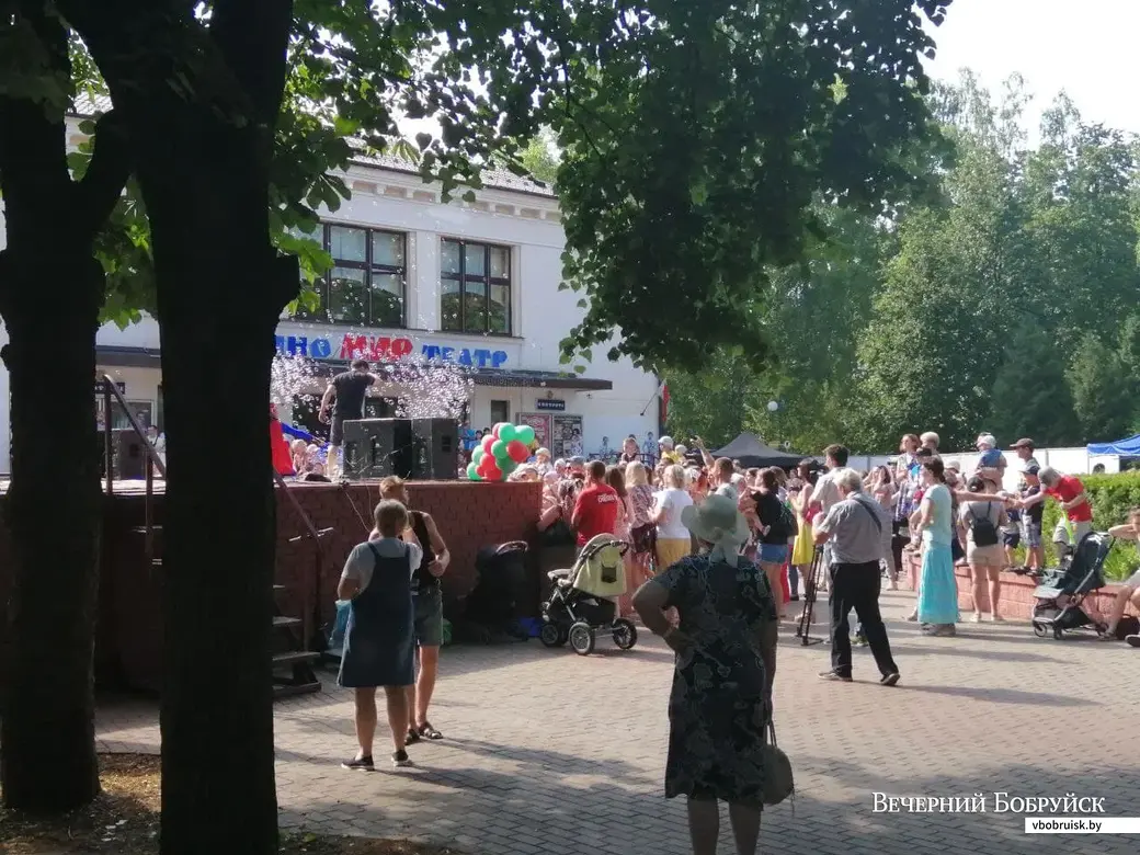 Бобруйск, 26 июня 2021 года. Шоу мыльных пузырей в городском парке культуры и отдыха.