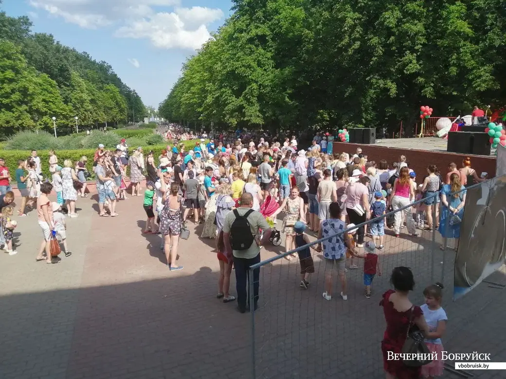 Бобруйск, 26 июня 2021 года. Шоу мыльных пузырей в городском парке культуры и отдыха.