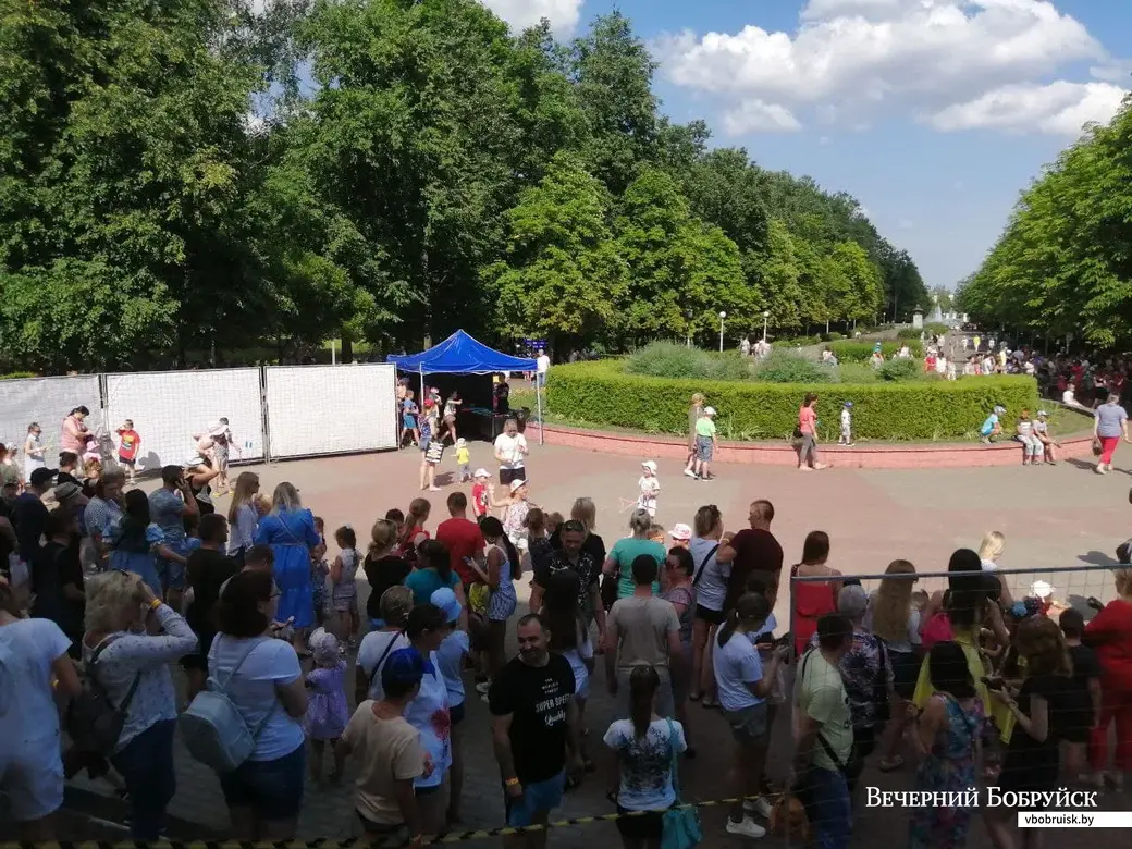 Бобруйск, 26 июня 2021 года. Шоу мыльных пузырей в городском парке культуры и отдыха.