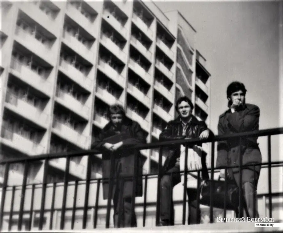 Леня, Витя, Женя у гостиницы «Могилев».