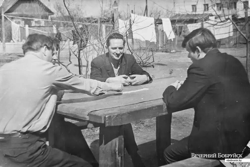 Игра в домино во дворе. Посередине — отец Галины Александр Львович Бодрый.