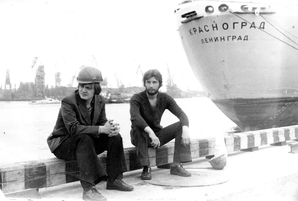 Слесаря (третьего разряда) по ремонту портальных кранов Василий и Евгений в ожидании спецзадания (Ленинградский порт).