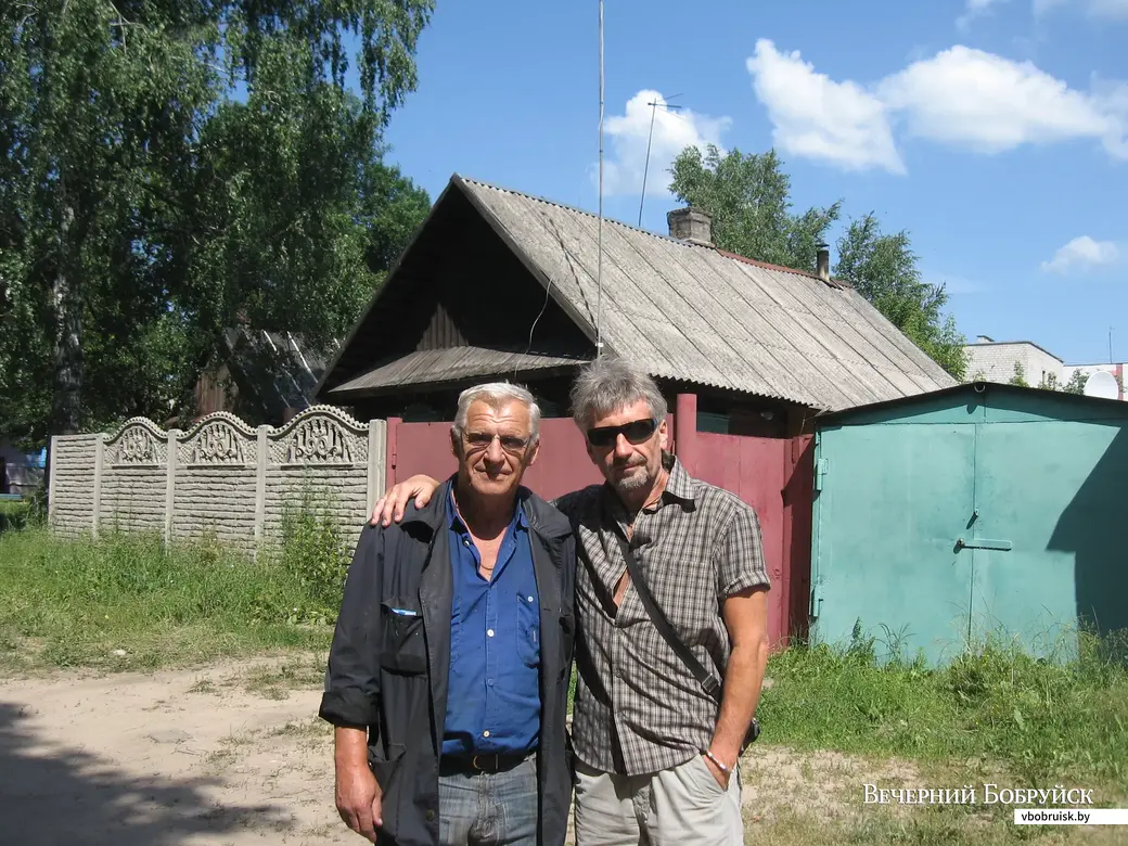 Автор Евгений Булова с другом детства Константином (слева) во дворе одного из домов по улице Интернациональной в Бобруйске, август 2008 год.