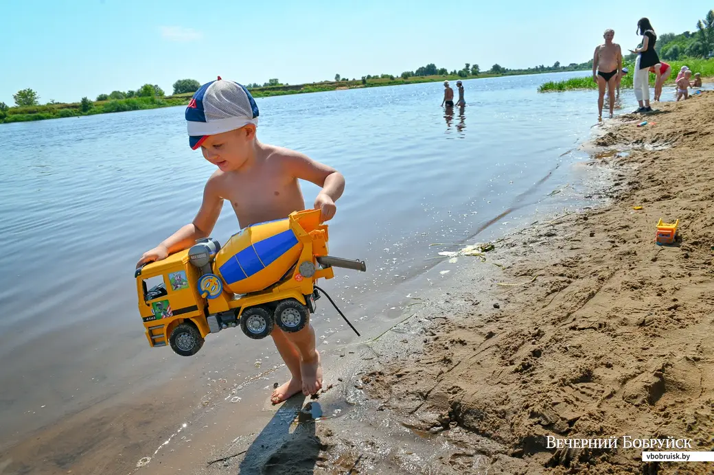 Бобруйск. Городской пляж, летний отдых у воды.