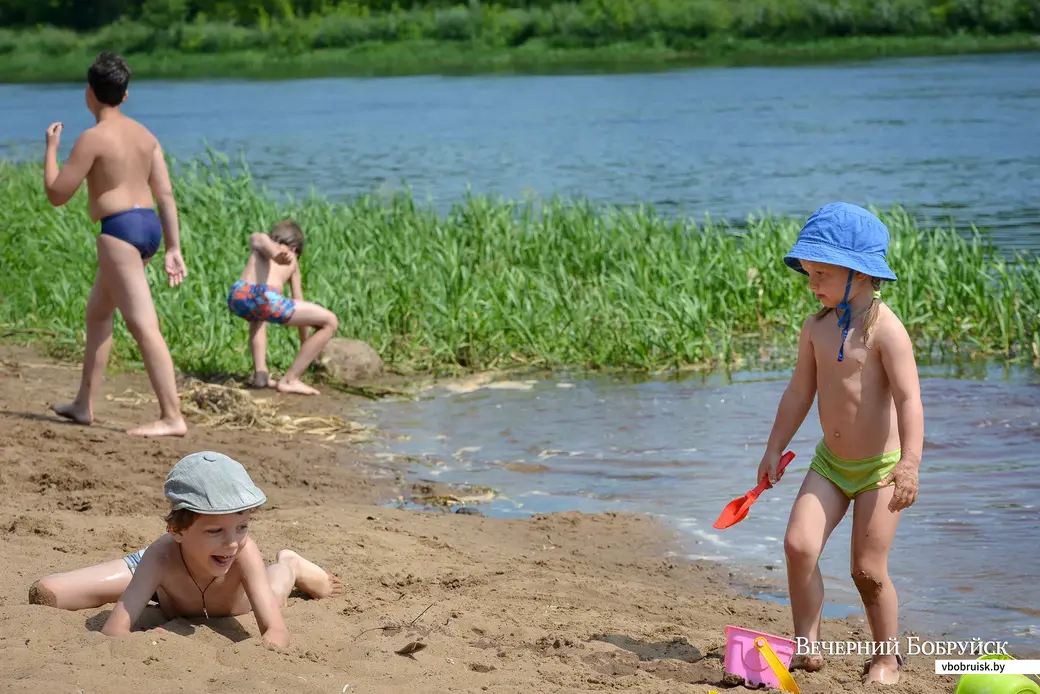 Бобруйск. Городской пляж, летний отдых у воды.