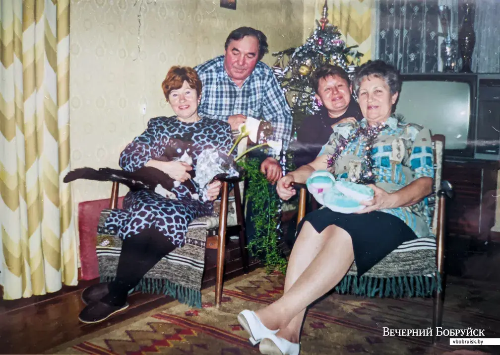 09.06.2021. Бобруйск. Фото из личного архива жительницы дома №64 на улице Интернациональной Галины Александровны Бодрой. День рождения Галины с соседями.