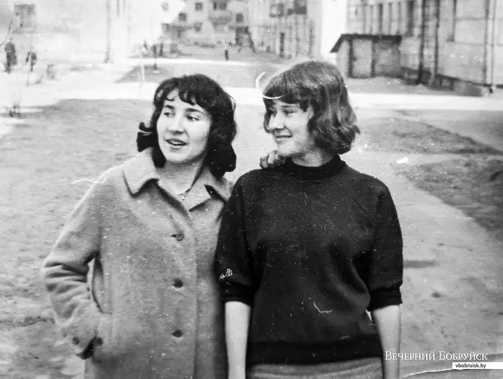 09.06.2021. Бобруйск. Фото из личного архива жительницы дома №64 на улице Интернациональной Галины Александровны Бодрой. Галина (справа) с одноклассницей.