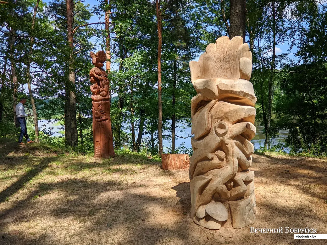 09.07.2021. Бобруйск. Конкурс-пленэр мастеров резьбы по дереву «Перевоплощение дерева». Виктор Россолов. «Папараць-крэсла».