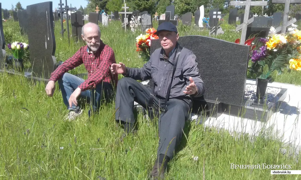 Могилу Валика Сектанта мы не могли найти аж 10 лет. Но когда нашли, то Паша Нырков (слева) и Славка Кот долго вспоминали о своей хипповской молодости. В том числе и о