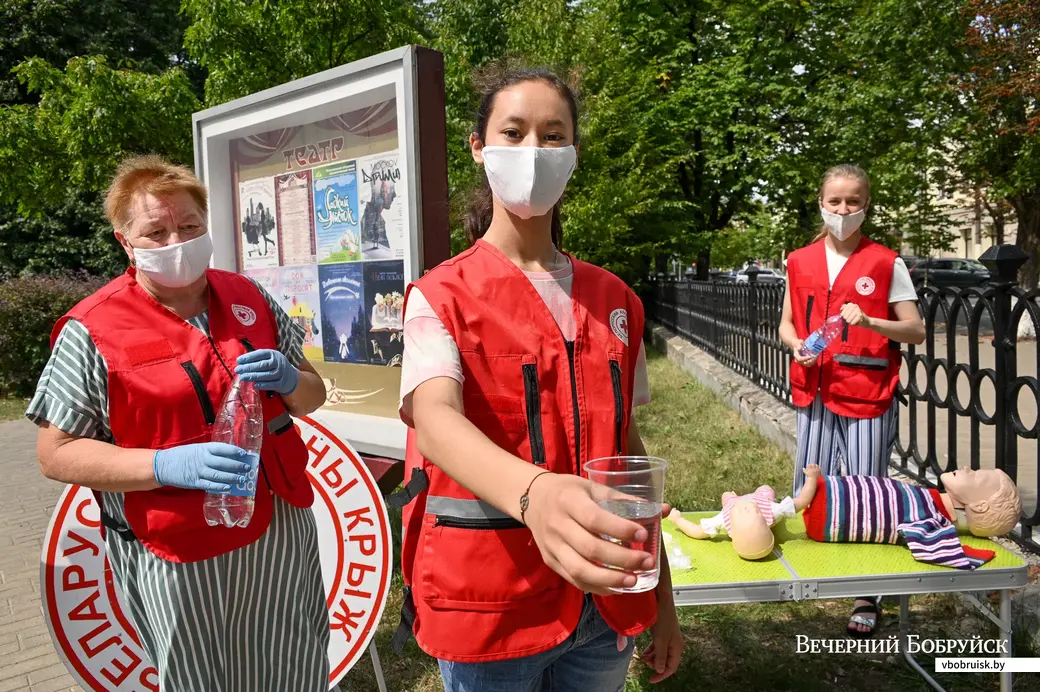 14.07.2021. Бобруйск. Сотрудники белорусского Красного Креста и волонтеры раздают прохожим питьевую воду, измеряют температуру тела и сатурацию крови, а также учат