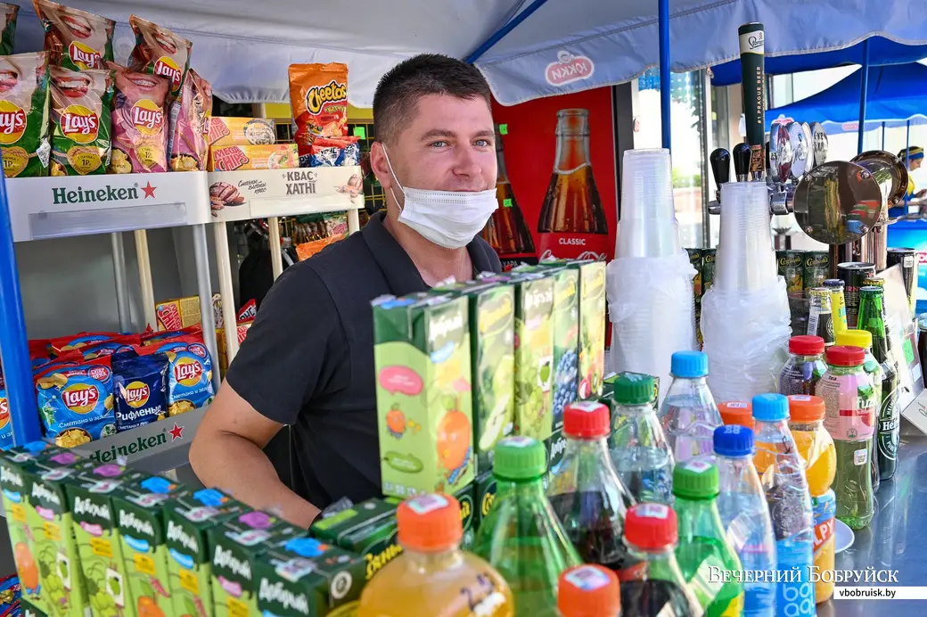 14.07.2021. Бобруйск. Жаркий июльский день в Бобруйске. Улица Социалистическая, кафе