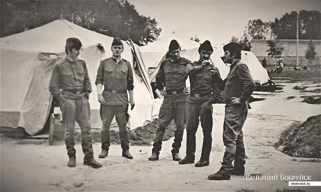 Лето 1977 года. Армейские сборы под Осиповичами. Перед вечерней поверкой. Дружба дружбой, а табачок врозь.