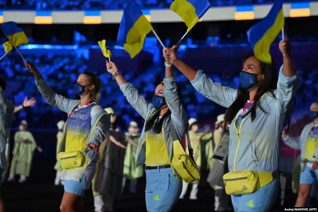 Сборная Украины на параде атлетов во время церемонии открытия Игр в Токио. Фото: AFP.
