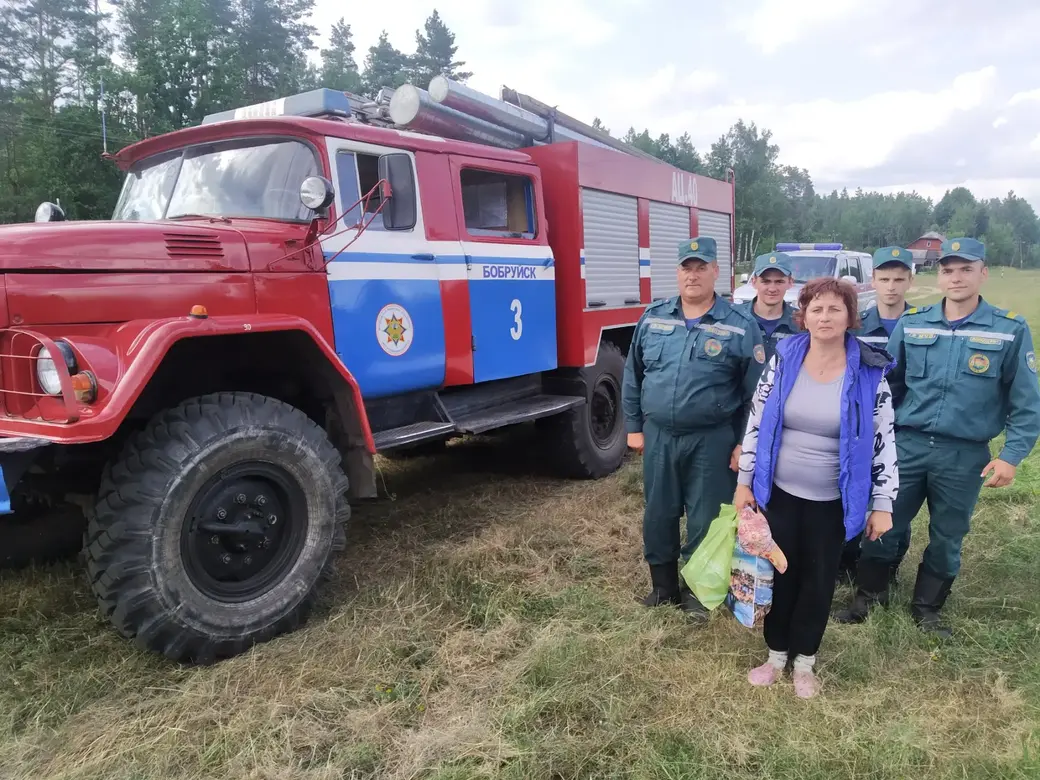 Спасенная бобруйчанка со спасателями. Фото ГРОЧС