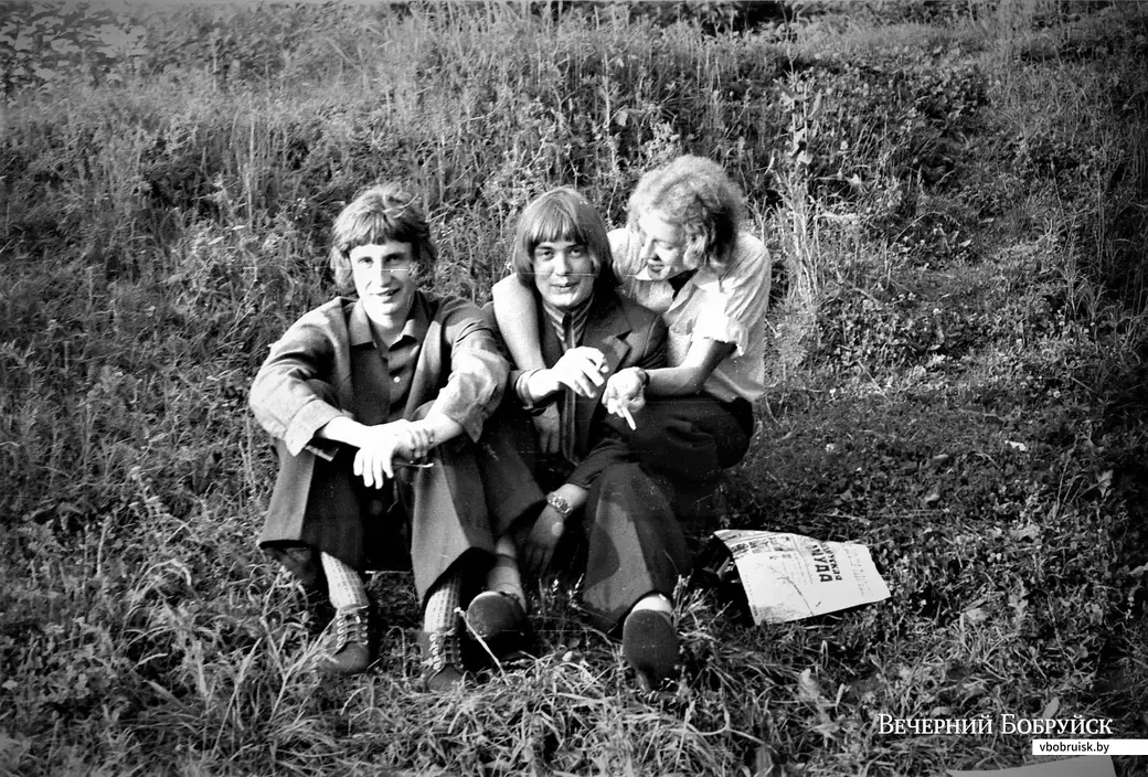 Сентябрь 1973 года. Встреча друзей после летних каникул (слева направо): автор публикации, Вася Мак и Виктор Поревой в долине реки Дубровенки.