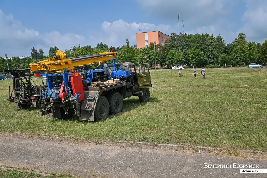 28.07.2021. Бобруйск. Специалисты берут пробы грунта на площадке у перекрестка улиц Гагарина и Ульяновской.
