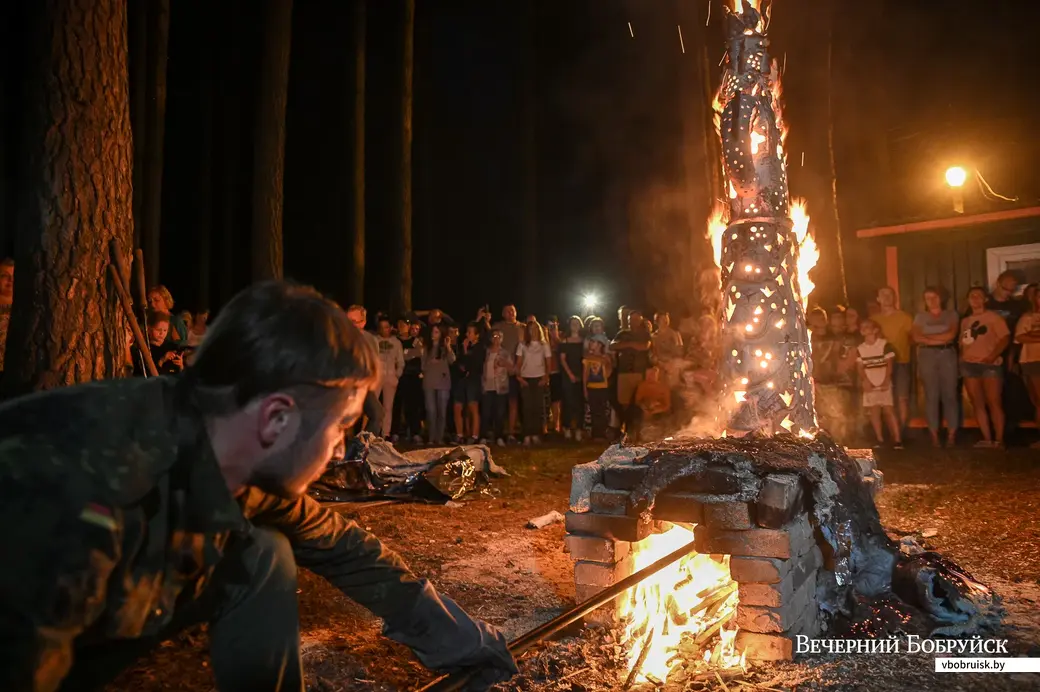 31.07.2021. Бобруйск. Обжиг «Огненной скульптуры» на XVII Международном пленэре по керамике «Арт-жыжаль». .