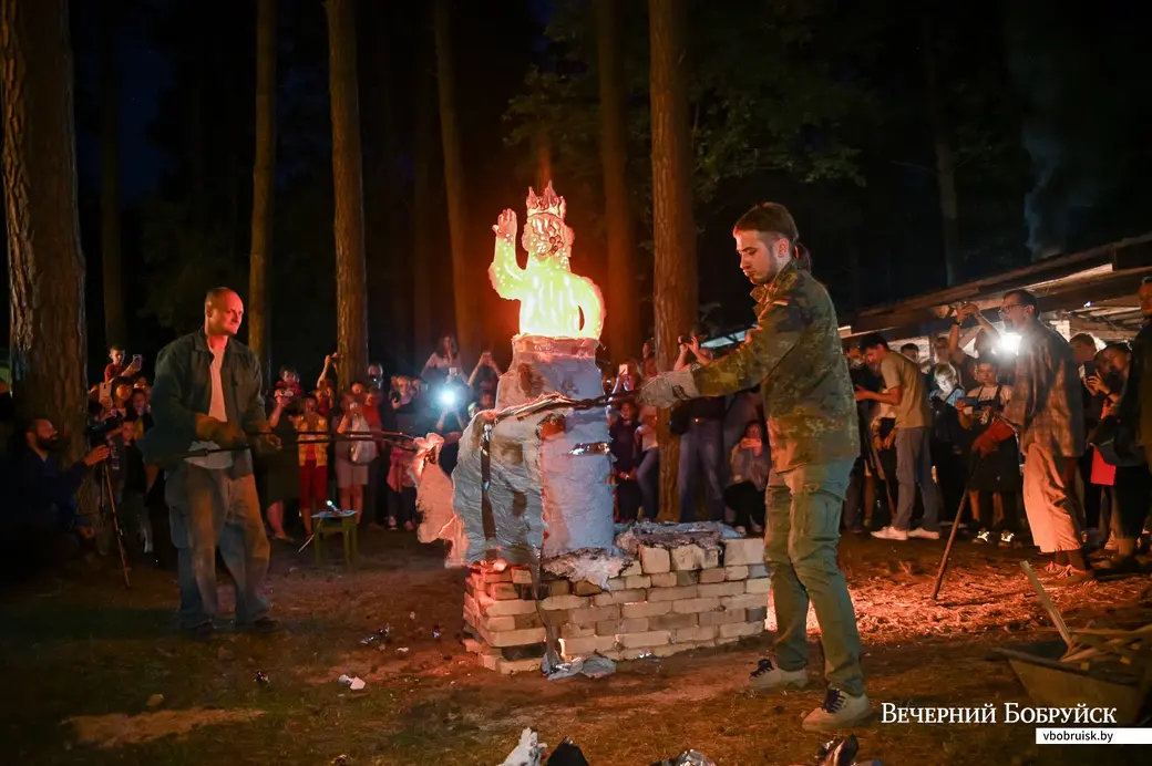 31.07.2021. Бобруйск. Обжиг «Огненной скульптуры» на XVII Международном пленэре по керамике «Арт-жыжаль». .
