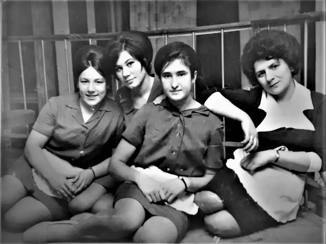 Официантки легендарной «Березки», 1972 год. Такие девушки в обиду не дадут.