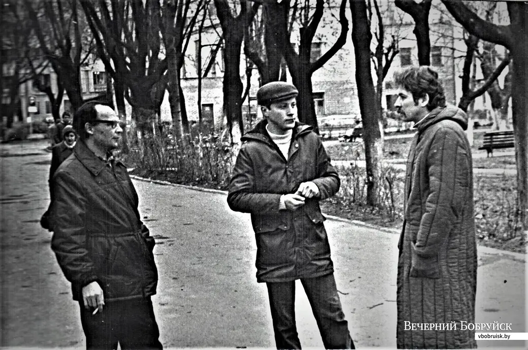 Гена Хак (слева), Владик Байков (в центре) навещают прихворнувшего Володю Кутузова, 1979 год.