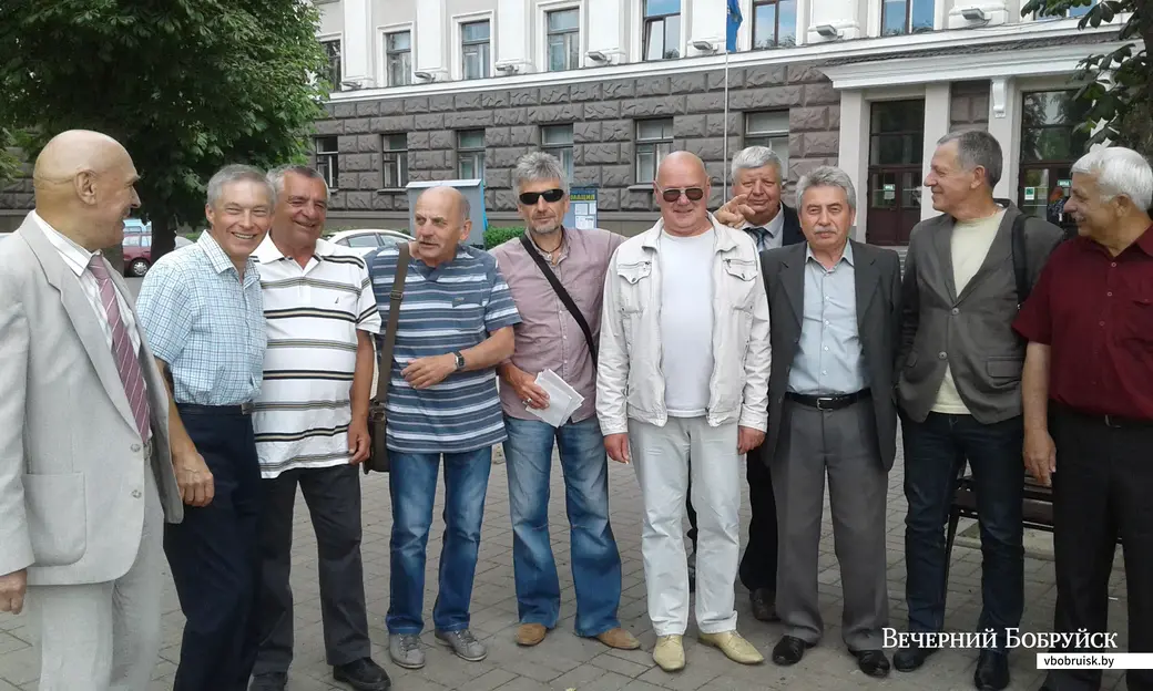 Выпускники ММИ 1977 г. у стен родного вуза, 2016 год.