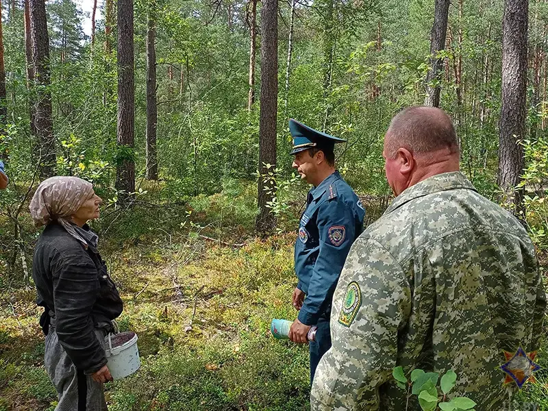 Спасатели и лесники провели рейд по ягодным местам Бобруйского района. Фото: МЧС.