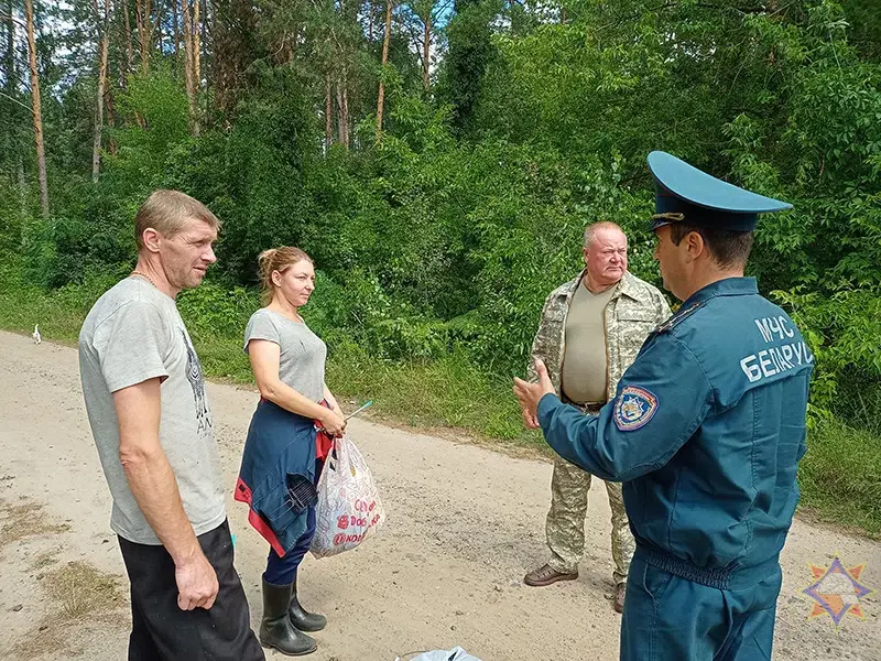 Спасатели и лесники провели рейд по ягодным местам Бобруйского района. Фото: МЧС.