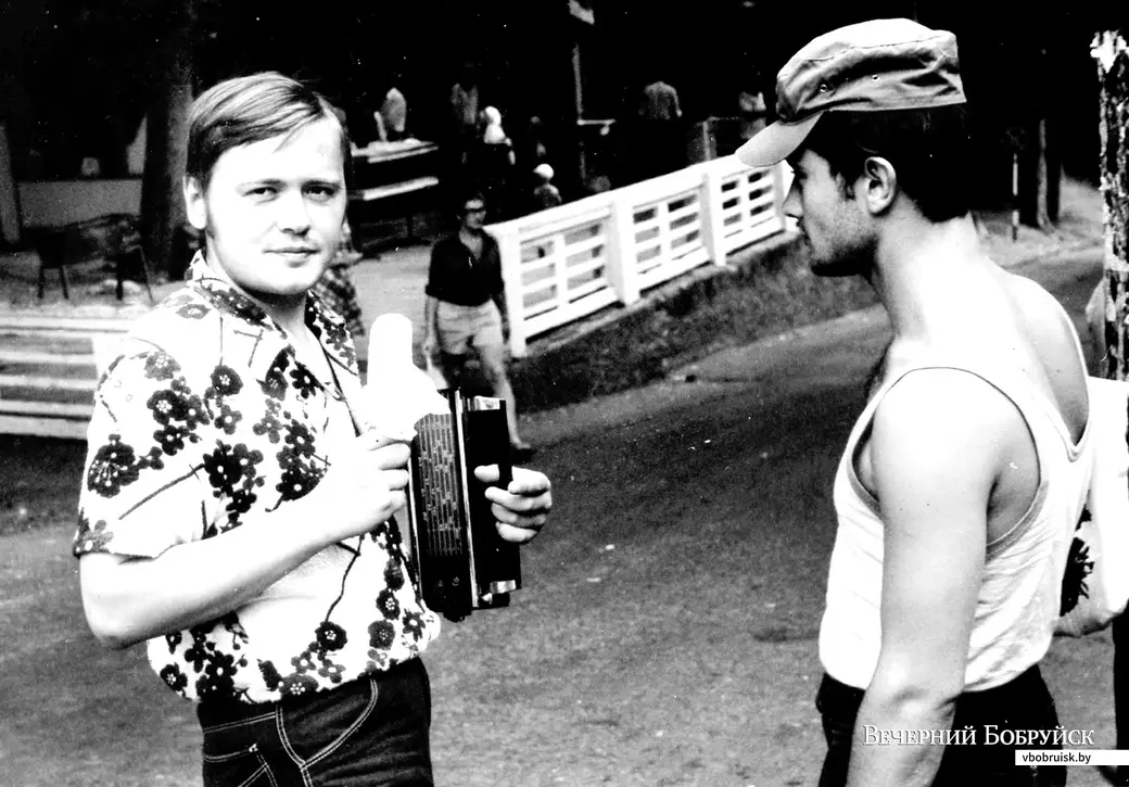 Крым, 1977 год. Витя и Мак, который нарушил закон жесткой экономии и купил мороженое.