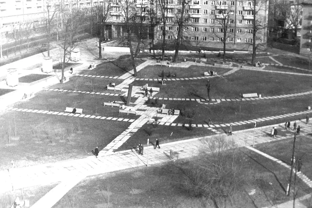 Панорама скверика у кафе «Березка» (вверху, слева). Фото сделано с балкона Васи Мака весной 1974 года -- там, где щебетали птицы.